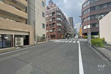 敷地北側の前面道路（東側から）