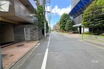 敷地南側の前面道路（東側から）