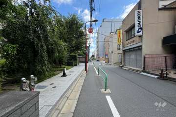 敷地の南側前面道路（西側から）