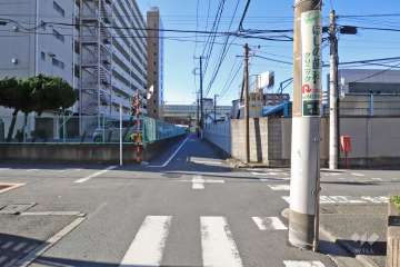 敷地東側の前面道路（北側から）