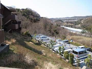 高台に立地、北方向に眺望が取れます。