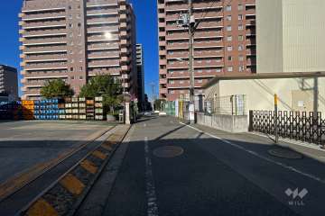 敷地西側の前面道路（南側から）