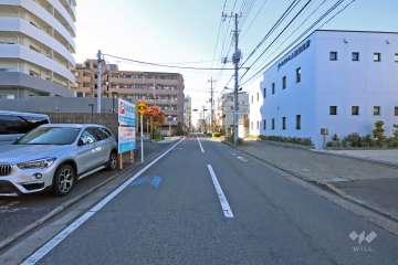 敷地の北側道路(東側から)