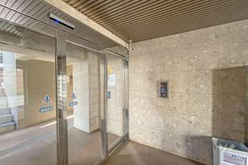 エントランスはオートロック付きです。　