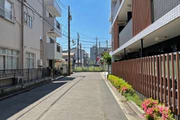 敷地南東側の前面道路（北東側から）