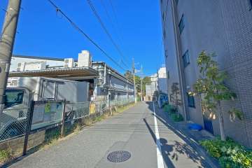 敷地北西側の前面道路（南西側から）