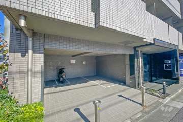 敷地内駐車場（屋内平面式）とバイク置場