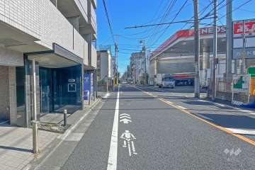 敷地南西側の前面道路（北西側から）