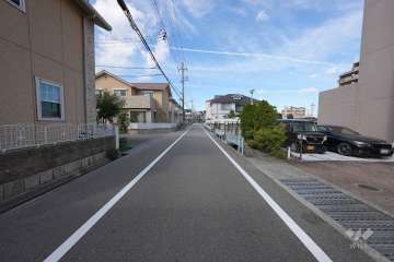 敷地西側の前面道路（南側から）