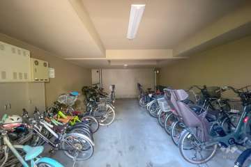 屋内に設けられた駐輪場