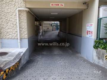 東側の駐車場から北側中央の駐車場へのアプローチ