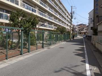 建物1階には専用庭と専用駐車場が付いています。（敷地南側の前面道路）