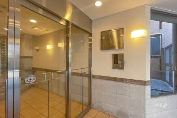 エントランスはオートロック付きです。