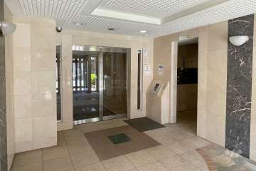 エントランスはオートロック付きです。