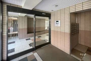 エントランスはオートロック付きです。