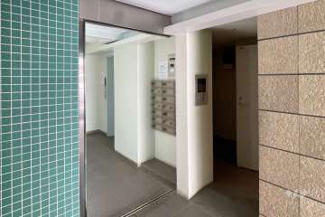 エントランスはオートロック付きです。