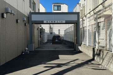 駐車場の出入り口（リングシャッター式）・敷地内駐車場（屋外平面式）