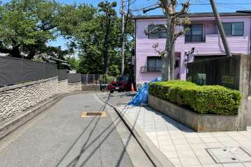 敷地北側の前面道路（西側から）