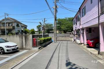 敷地東側の前面道路（南側から）