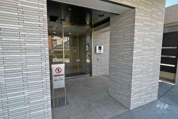 エントランスはオートロック付きです。