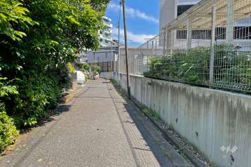 敷地北東側の前面道路（北西側から）