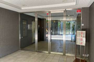 西側のエントランス