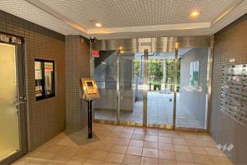 エントランスはオートロック付きです。