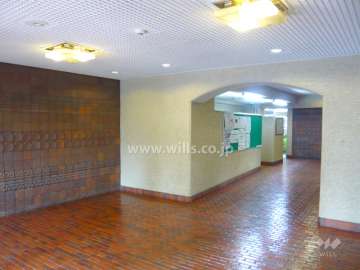 タイル貼りのエントランスホール