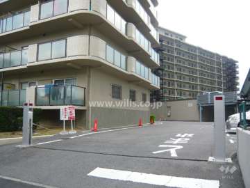 駐車場の出入り口はロボットゲート付きです。