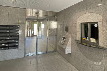 エントランスはオートロック付きです。