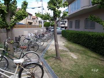 敷地南西側の駐輪場