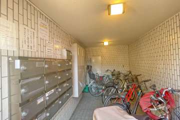 集合ポストと駐輪スペース