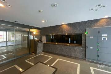 エントランスはオートロック付きです。