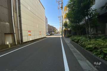 敷地南東側の前面道路（北東側から）
