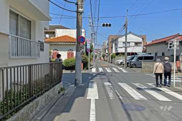 敷地北東側前面道路（南東側から）
