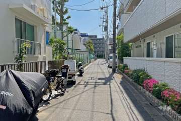 敷地の北西側道路（北東側から）