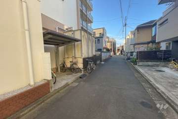 敷地北西側の前面道路（北東側から）