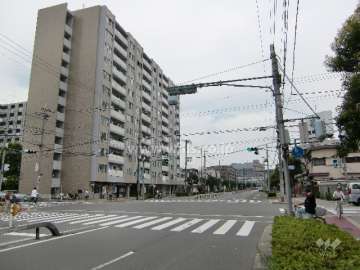 敷地の西側が「小曽根線」、北側が「旧国道」に面しています。
