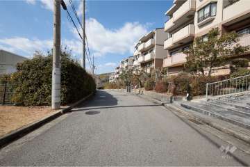 敷地南側の前面道路
