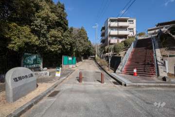 敷地西側の前面道路