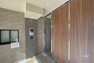 エントランスはオートロック付きです。