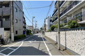 敷地南西側の前面道路（南東側から）