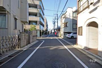 敷地東側の前面道路（南側から）