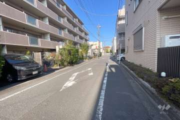 敷地東側の前面道路（南側から）