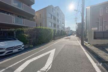敷地西側の前面道路（北側から）