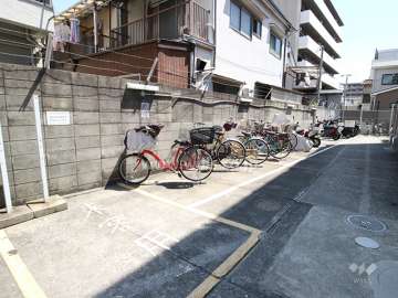 駐輪場とバイク置場。来客用駐輪場もあります。
