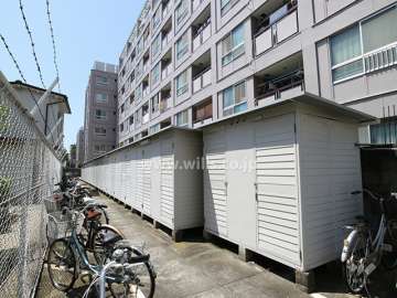 マンション敷地東側は駐輪場と物置スペースになっています。
