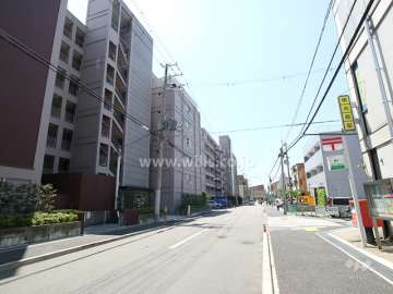 西宮第3コーポラスA棟の西側前面道路（北側から）