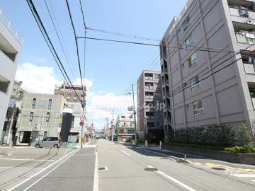 西宮第3コーポラスA棟の西側前面道路（南側から）