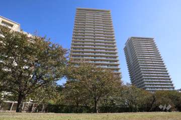 ザ・リバープレイス　ウエストタワーの外観（北西側から）